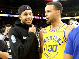 Seth Curry se cambia de camisa con su cuñado
